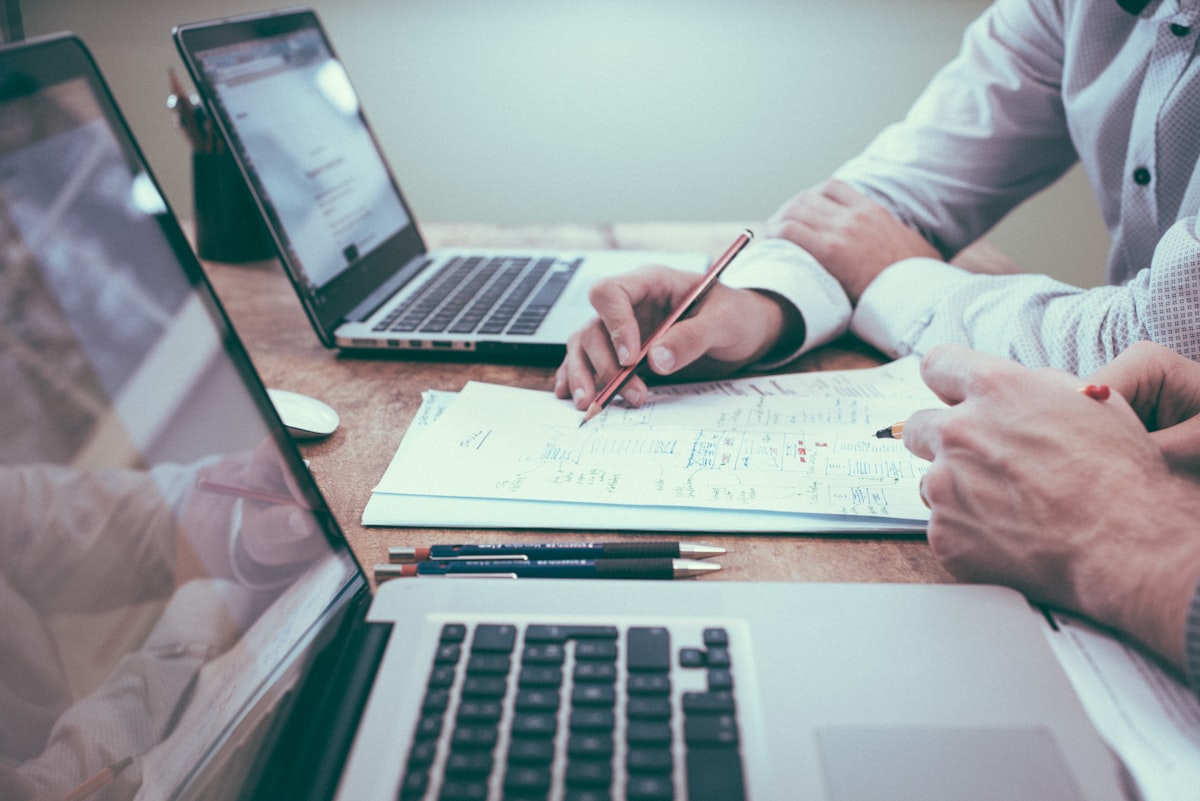 Profissional analisando documentos e planilhas contábeis